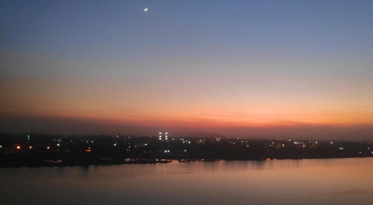 Nile Pyramidal View * Cairo