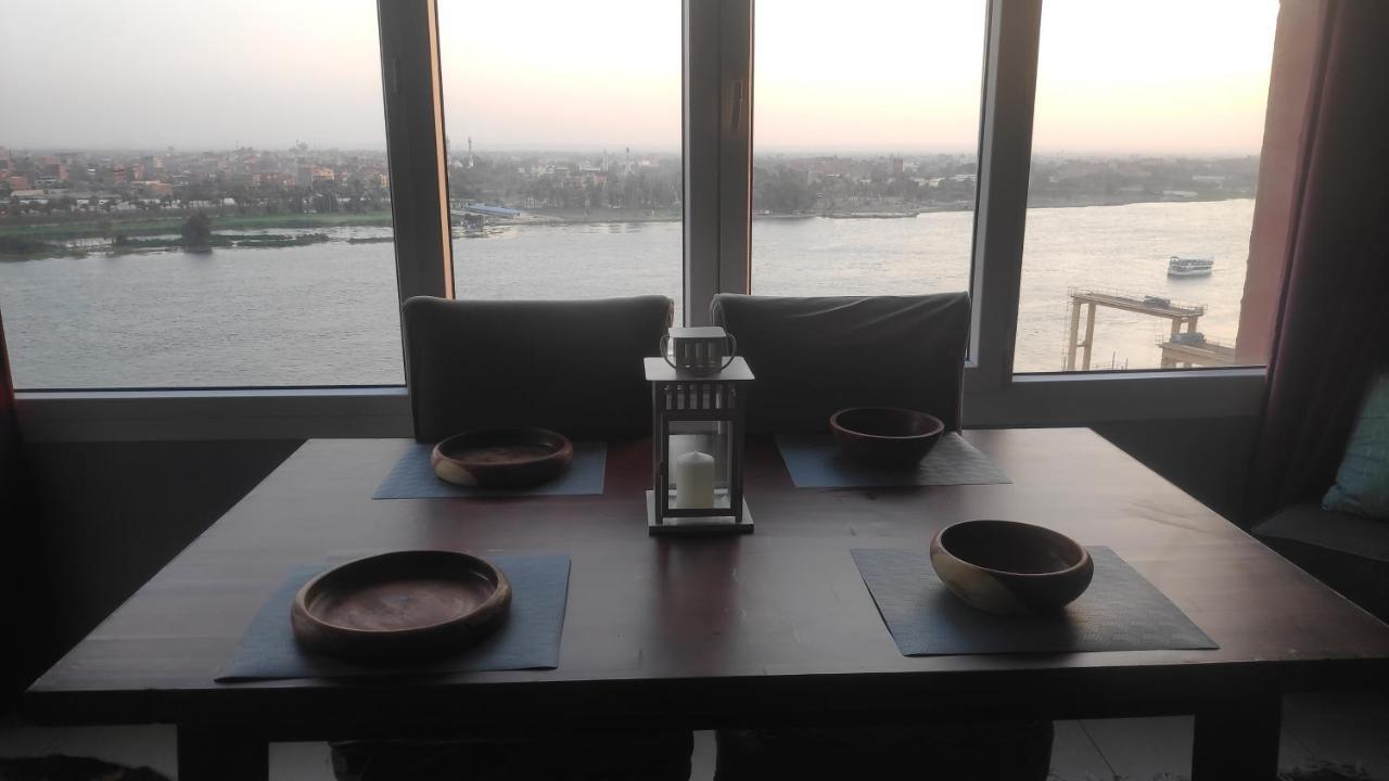 Nile Pyramidal View * Cairo